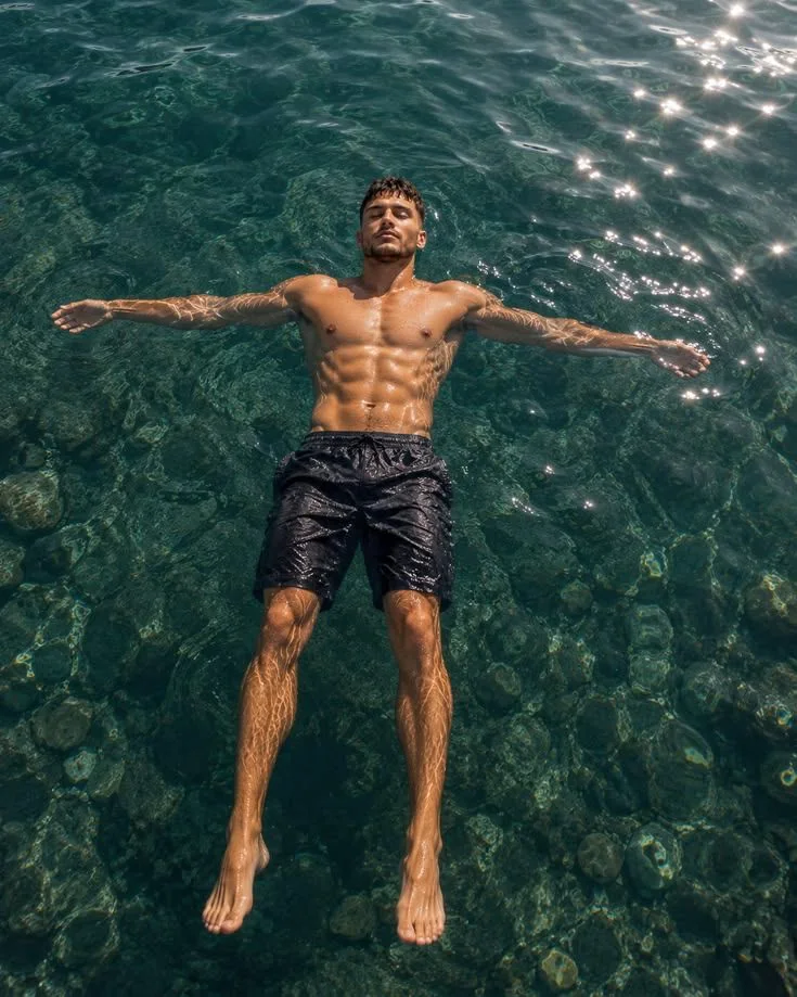 Homme se reposant dans l’eau